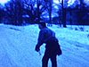 Route glacée, homme patine directement sur la route gelée (extérieur, hiver)