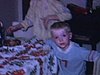 Enfants mangent autour de la table de la salle à manger, papa au salon - image rapide de l'arbre de Noël
