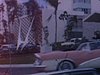 Plongeurs en action et jeunes filles en costume de bain; quelques plans sur l'Hotel Americana; hall de l'hotel très chic (un peu déco et 50's)