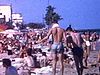 Plage; baigneuses, jeunes filles jolies qui s'amusent dans l'eau, puis plans sur la foule des bronzés (Spring Break)