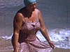 Floride; jolies baigneuses suivies par la caméra qui marchent sur la plage (beaux plans) (plage)