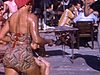 Suite de la danse au snack bar; plusieurs beaux plans sur les belles filles et les couples qui dansent (cadrage des fesses et du bassin); très nombreux plans en action