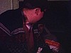 Porte de cabane s'ouvre: 2 monsieurs en cravate, tuques rigolent. D'autres arrivent Pretzels sticks, boisson, sardines 