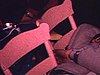 Plusieurs pêcheurs dorment couchés sur des chaises dans la cabane