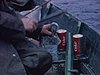 Beau plan de pêcheurs qui lunchent - sandwichs et Coke - pêche - repos sur le bord de l'eau