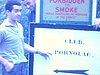 Pancarte Club Pornolac - 6 milles - des hommes posent devant la pancarte - c'est là qu'ils vont