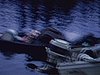 Canots et chaloupe acostés - tentes un peu improvisées au bord du lac isolé