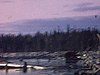 Beau plan de la pointe du canot avançant sur le lac. *