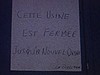 Lock-out d'usine de Coke à Granby - écriteau fait à la main: «Cette usine est fermée jusqu'à nouvel ordre» image exceptionnelle - conflit de travail ouvrier