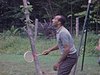 Pique-nique.Partie de badminton amicale, jeux de pêches (les femmes) les gens ordinaires s'amusent (habillés un peu n'importe comment)