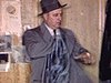 Monsieur arrive au bureau (calendrier Coke et plateau Coke) enlève son chapeau et s'installe. Ouvre à une dame, se rhabille et quitte