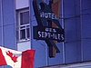 Enseigne «Hôtel des Sept-Îles», madame en sort, rue principale, station-service Gulf