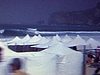 Espagne - bord de mer, petites tentes vestiaires, plage et ville vues du sommet d'une montagne