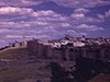 Espagne - ville fortifiée célèbre, Madame vient vers la caméra. autre ville. Villa avec piscine. Hôtel
