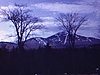 Jay Peak - ski de printemps - vue de la montagne, pancarte et téléphérique - vue du téléphérique et de la station - ski en shorts