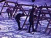 Skieurs mettent les skis puis montent sur le T-Bar, quelques descentes de petites pentes