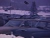 Arrivée au centre de ski Mt-Ste-Anne, stationnement plein - on enlève les skis du toit de l'automobile (beau plan)