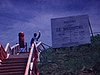 Gaspésie - pancarte «Bienvenue à Île Bonaventure», madame fait bye-bye. On est sur l'île. Hôtel Île Bonaventure - quai et bateau