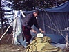 Sur le lac, puis au campement - tente; les chasseurs se préparent avec le guide. Sur le lac en bateau
