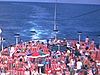 Beau plan de nombreux vacanciers sur leur transat sur le pont, près de la piscine, buffet extérieur