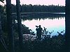 (sonore) chasse - beau plan d'un chasseur qui call l'orignal au bord d'un lac (commentaires naïfs et touchants - essentiels)