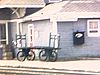(sonore) Gare de Clova et vue sur le village (école, maisons, dépanneur)