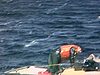 (sonore) pêche - lac très agité, beaucoup de vent, les hommes trouvent un nid de canard ? avec des oeufs (beau plan sur le nid et les oeufs)