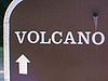 Hawaï - affiche «Volcano» puis vue d'un volcan fumant au loin