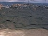 Hawaï - plan des terres volcaniques pris de l'automobile. Plein de roches volcaniques, un peu de fumée (pancarte de l'Observatoire) Panorama volcans,cratère