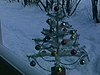 Arbre de Noël artificiel suivi d'une enseigne «Hawaï Waikiki, décembre 1977»