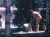 Fillettes et ados avec un chien près d'un chalet au lac Saint-Jean