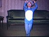 Numéro de ballet par une fillette au salon, déguisée et maquillée en chaton bleu. Spectacle de démonstration (beaux plans)