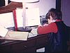 Fillette fait ses devoirs à son bureau (très beau plan)