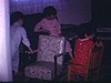 Trois fillettes en jaquettes dans leurs petites chaises berçantes