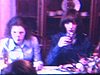 Couple d'adolescents au repas familial (beau plan) - famille au salon avec les filles et leurs chums
