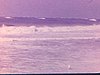 Plusieurs vues de grosses vagues au bord de la mer, plage en Floride. quelques rares touristes étendus sur la plage du motel.