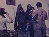 Touristes pêcheurs prennent la famille amérindienne en photo, puis l'un (Jules Simard) se fait prendre en photo avec la famille devant la tente.