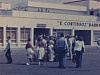 Aéroport: deux avions sur le tarmac «Aerocondor Colombia» et «TAC». touristes descendus de l'avion entrent dans le petit aéroport «E. Cortissoz Barranquila»