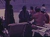 Quelques touristes sous l'ombre d'un palmier au bord de la plage. Plage et hôtel. Une boutique du bord de mer en Colombie «Boutique Alma», on filme l'enseigne. quelques plans des environs