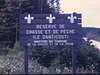 Pancarte «Réserve de chasse et de pêche de l'Ile d'Anticosti, ministère du Tourisme, de la chasse et de la pêche»
