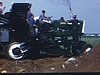 Récolte de patates: machines et tracteurs en pause dans le champ, toute la famille y est. Beaux plans de patates sur convoyeur, tracteurs et machineries avec la famille grimpée sur les machines.
