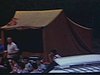 Camping en famille et amis  à la ferme. beaucoup de monde autour des autos et des tentes sur le terrain. Pique-nique, poêle Coleman