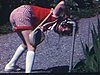 Beau plan d'une fillette qui boit à même un robinet extérieur (abreuvoir)