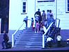 Sortie d'une famille, du curé et de plsieurs enfants de la petite église de Ste-Rose-du-Nord, sur le balcon et dans l'escalier