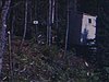 Un homme sort des toilettes (bécosses) dans le bois - pêche