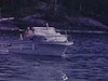 Lac St-Jean - yacht, un homme plonge du bateau et nage autour du bateau. Puis plans pris du yacht en marche dans les vagues