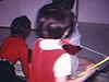 Fillettes jouent au docteur entre elles, elles s'auscultent, se pansent, etc. (très beaux plans de jeux d'enfants)