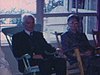 Grand-mère et grand-père se bercent dans le salon du chalet lors d'une réunion de famille (65e anniversaire de mariage) les enfants remettent une gerbe de fleurs et les religeuses à cornettes font un discours. On échange des souhaits avec les grands-paren