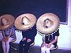 Quatre fillettes, sombreros sur la tête lèvent doucement la tête sous le tableau titré «Montréal, Expo 67» et pointent du doigt la photo des îles (petite mise en scène)