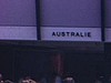 Expo 67: vues extérieurs des pavillons et touristes: Australie, Indes, un dirigeable Goodyear dans le ciel. Judaïsme, États-Unis, monorail, URSS, allées bondées